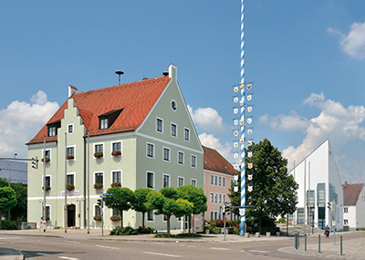 Grossansicht in neuem Fenster: Ortsmitte mit Rathaus