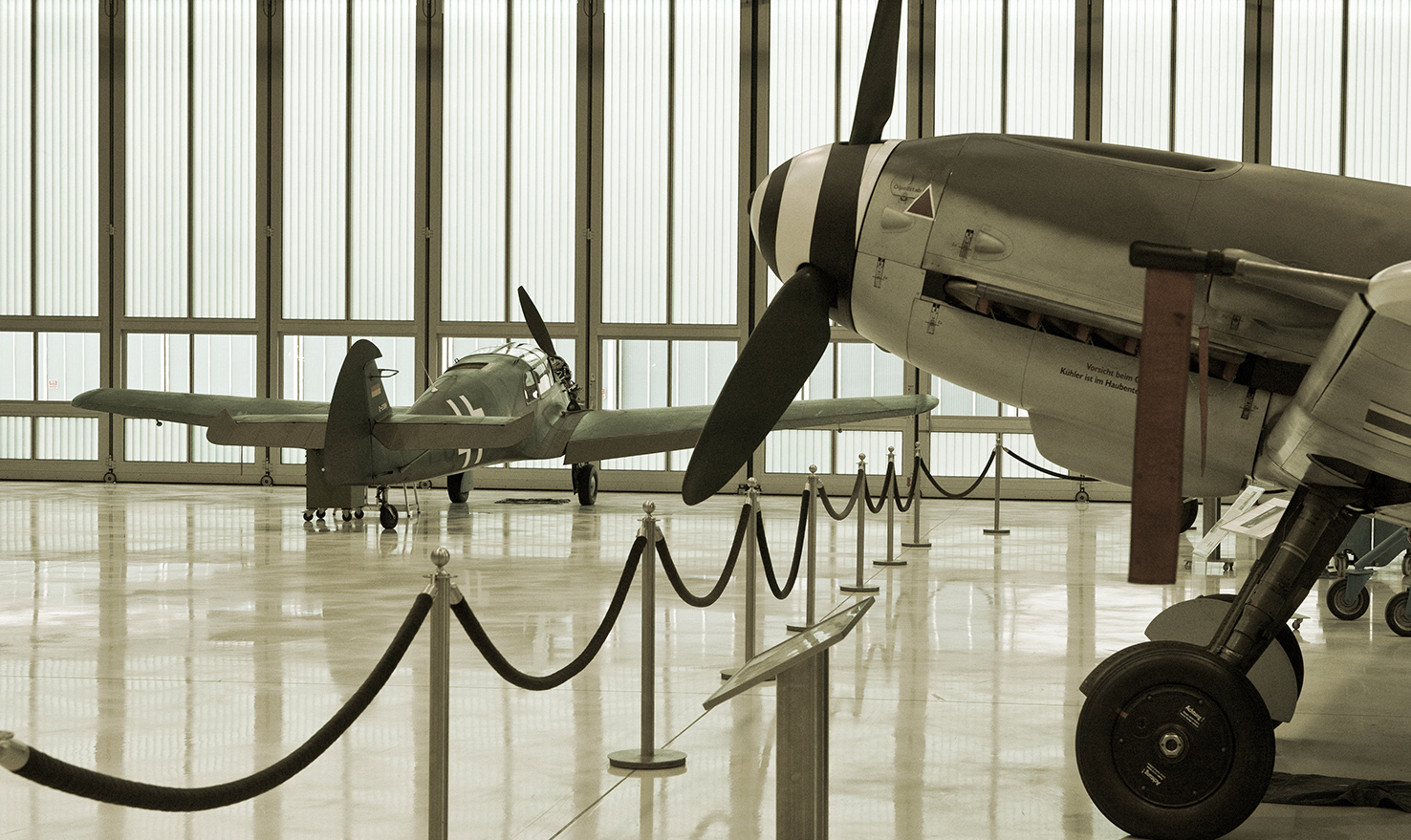 Flugmuseum Messerschmitt - schwarz-weiß