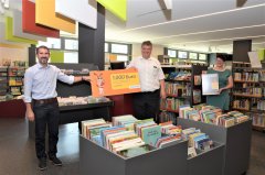 Scheckübergabe Bayernwerk Netz GmbH an Bibliothek